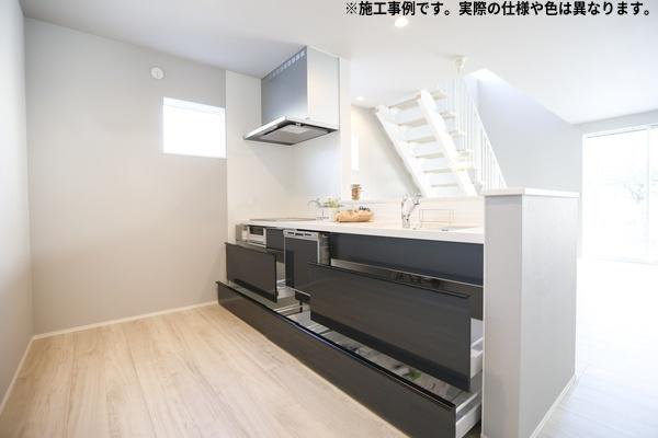 須賀2丁目W新築のキッチン|※施工事例写真です。実際の仕様や色は異なります。