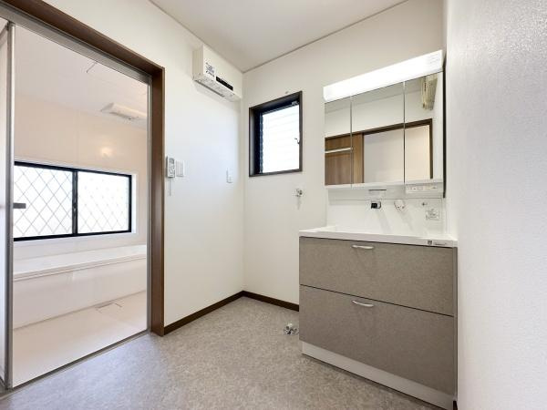 横田　中古の独立洗面台|洗面台は収納スペースも豊富で使いやすさに配慮されています。窓もあり通風や明るさが確保されています♪