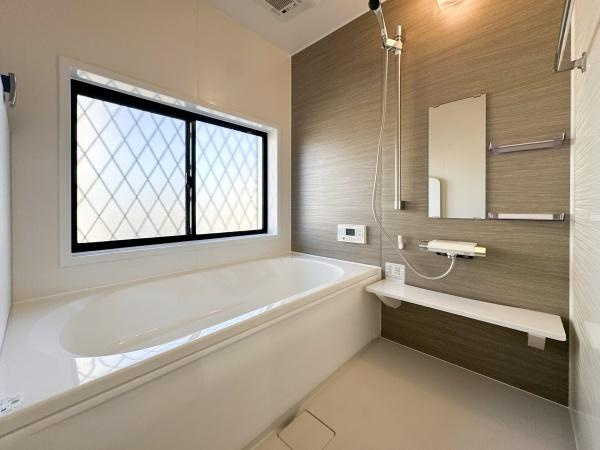 横田　中古の浴室|大きな窓から光が差し込むバスルームです。壁面には落ち着いた色調が使われておりシンプルなデザインが魅力的です。