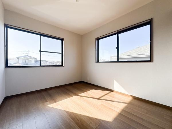 横田　中古の洋室|二面採光で室内が明るく感じられます。ナチュラルなフローリングが落ち着いた雰囲気を演出します。