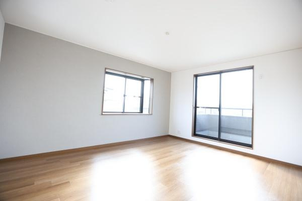 横田　中古の洋室|明るい光が差し込む洋室です。バルコニーへの出入りも可能です。