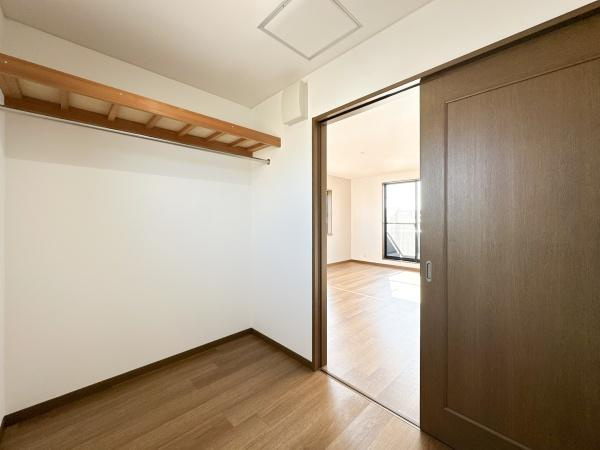 横田　中古の収納|10.5帖の主寝室にはウォークインクローゼットを完備！収納の自由度が高く、家族の洋服や荷物がスッキリ片付きます！
