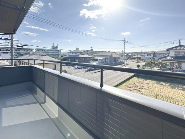 横田　中古のバルコニー|開放感のあるバルコニーが魅力的です。日当たりが良く明るさを感じられます。物干しスペースも十分に確保されています。