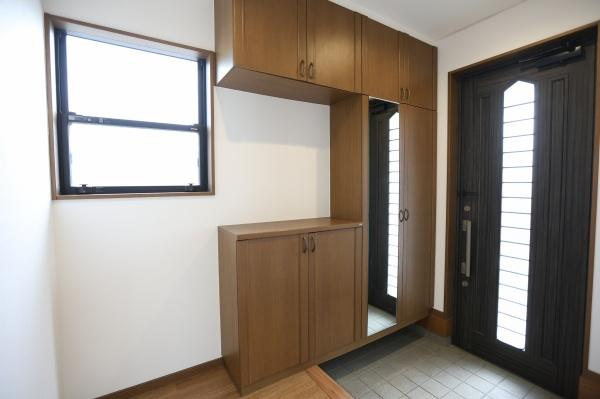 横田　中古の玄関|広々とした玄関スペースが特徴的です。収納力のある下駄箱が設置されており靴が多くても安心です。