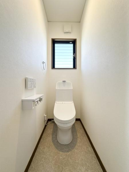 横田　中古のトイレ|明るい日差しが入るトイレは清潔感のある内装で毎日快適にご利用いただけます。