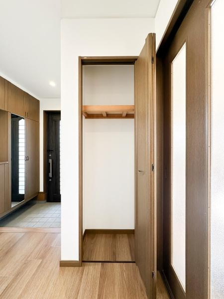 横田　中古の収納|玄関そばに設置された収納スペースです。高さのある構造で使い勝手が良い設計です。