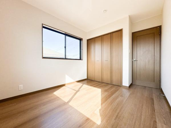 横田　中古の洋室|明るい光が差し込む洋室です。収納力のあるクローゼットが備わっています。