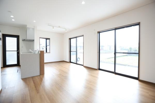 横田　中古の前面道路含む現地写真|前面道路は幅が広く、車の出し入れもしやすいです。