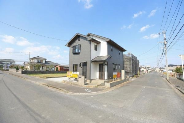 横田　中古の居間・リビング|明るい光が差し込むリビングは開放感があります。木目調の床が室内に温かみをプラスしています。