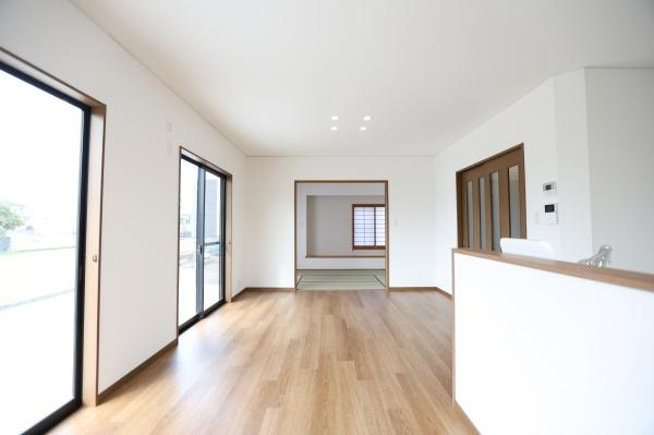 横田　中古の居間・リビング|広々とした空間が広がるリビングです。大きな窓からはしっかりと自然光が差し込み明るさが際立ちます。