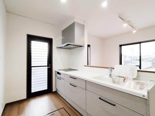 横田　中古のキッチン|キッチンが広々としていて作業スペースもしっかり確保。明るい空間が魅力的で収納も豊富に備えられています。