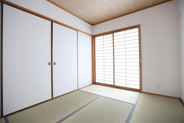 横田　中古の和室|窓からの採光がしっかりと感じられ明るい和室です。シンプルな内装で落ち着いた雰囲気が広がります。リビングとの仕切りもあり用途に合わせて空間を活用できます。