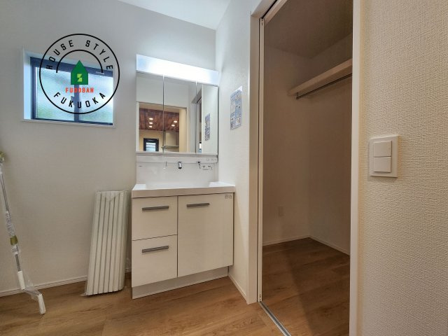 大野城市南ヶ丘5丁目第5-2棟（1号棟）の脱衣所|ゆとりの洗面スペースで朝の身支度もスムーズに。暮らしを快適に変えるシャワー付洗面台です！