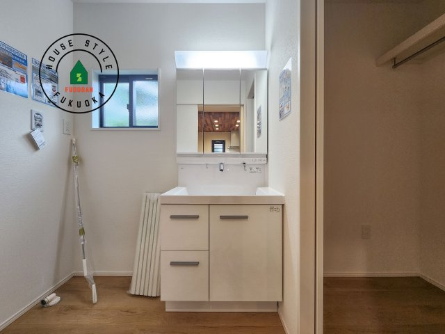 大野城市南ヶ丘5丁目第5-2棟（1号棟）の独立洗面台|毎日使うものだから清潔な空間を保ちたい水回り。洗面にはそんな願いを解消させてくれる収納アイデアが満載です。三面鏡の裏側にはキャビネットが現れ小物から背の高い物まで収納できます。