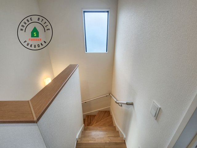 大野城市南ヶ丘5丁目第5-2棟（1号棟）の内装|階段からも明るい光が入ります。採光や通風も階段の重要な役割です。