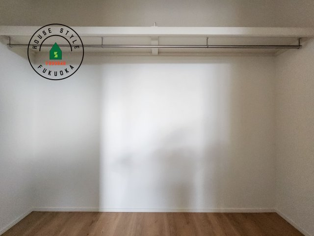 大野城市南ヶ丘5丁目第5-2棟（1号棟）の収納|洋服や大きな荷物が多い方や人数の多いご家族などは、一般的なクローゼットよりもウォークインクローゼットのほうが使い勝手が良いです。