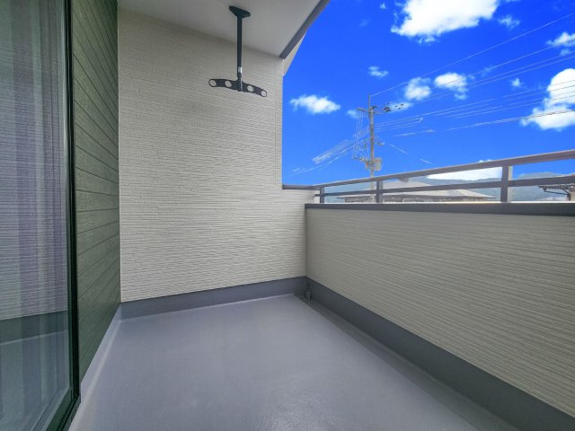 大野城市南ヶ丘5丁目第5-2棟（1号棟）のバルコニー|風をしっかりと感じられるバルコニーでは、毎日が洗濯日和です。広々としているので洗濯も楽しくなるでしょうし、気分転換にバルコニーからの眺めを楽しむのもいいでしょう。