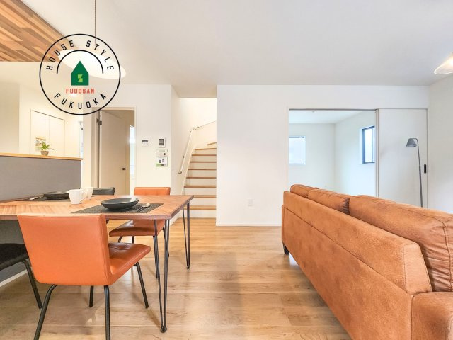 大野城市南ヶ丘5丁目第5-2棟（1号棟）の居間・リビング|明るく開放的なリビングダイニングは豊かな陽光が注ぎ込み、やすらぎの空間を演出してくれます。ご家族で楽しいひとときをお過ごし下さい。※家具はCGを合成したものです。