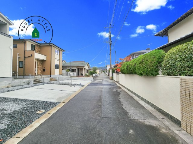 大野城市南ヶ丘5丁目第5-2棟（1号棟）の前面道路含む現地写真|前面道路は閑静な住宅地をはしる車通りの少ない道路。お車の出し入れが苦手なママや小さなお子様にも安心ですね。しっかり舗装もされているので、ベビーカーや自転車で通っても快適に通行できます。