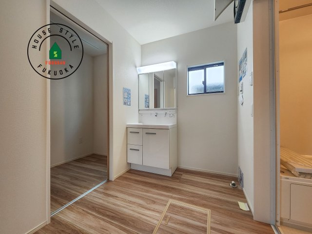 大野城市南ヶ丘5丁目第5-2棟（2号棟）の脱衣所|ゆとりの洗面スペースで朝の身支度もスムーズに。暮らしを快適に変えるシャワー付洗面台です！