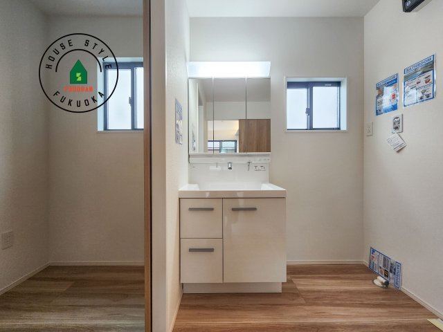大野城市南ヶ丘5丁目第5-2棟（2号棟）の独立洗面台|毎日使うものだから清潔な空間を保ちたい水回り。洗面にはそんな願いを解消させてくれる収納アイデアが満載です。三面鏡の裏側にはキャビネットが現れ小物から背の高い物まで収納できます。