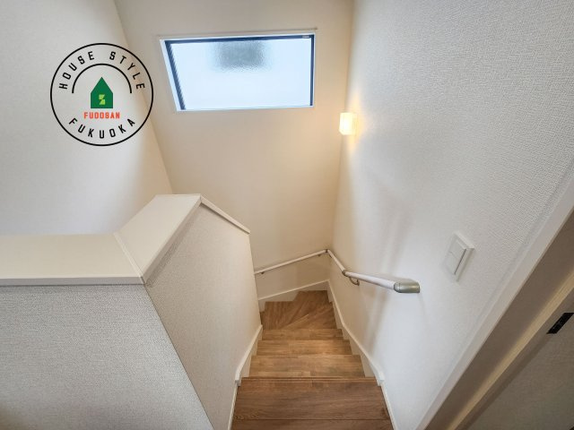 大野城市南ヶ丘5丁目第5-2棟（2号棟）の内装|階段からも明るい光が入ります。採光や通風も階段の重要な役割です。