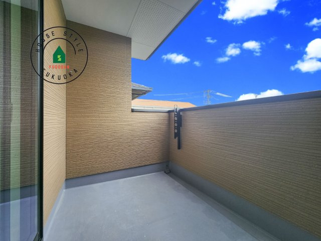 大野城市南ヶ丘5丁目第5-2棟（2号棟）のバルコニー|風をしっかりと感じられるバルコニーでは、毎日が洗濯日和です。広々としているので洗濯も楽しくなるでしょうし、気分転換にバルコニーからの眺めを楽しむのもいいでしょう。