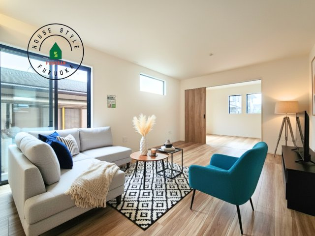 大野城市南ヶ丘5丁目第5-2棟（2号棟）の居間・リビング|明るく開放的なリビングダイニングは豊かな陽光が注ぎ込み、やすらぎの空間を演出してくれます。ご家族で楽しいひとときをお過ごし下さい。※家具はCGを合成したものです。