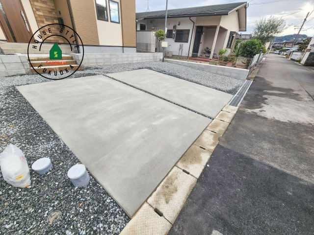 大野城市南ヶ丘5丁目第5-2棟（2号棟）の駐車場|広々した駐車場になります。3台並列駐車となります。