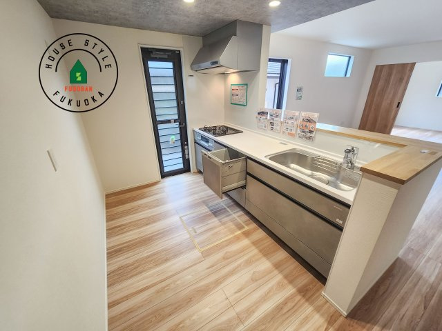 大野城市南ヶ丘5丁目第5-2棟（2号棟）のキッチン|ダイニングテーブルへの配膳がラクラク、お料理はかどるカウンター付きシステムキッチン！