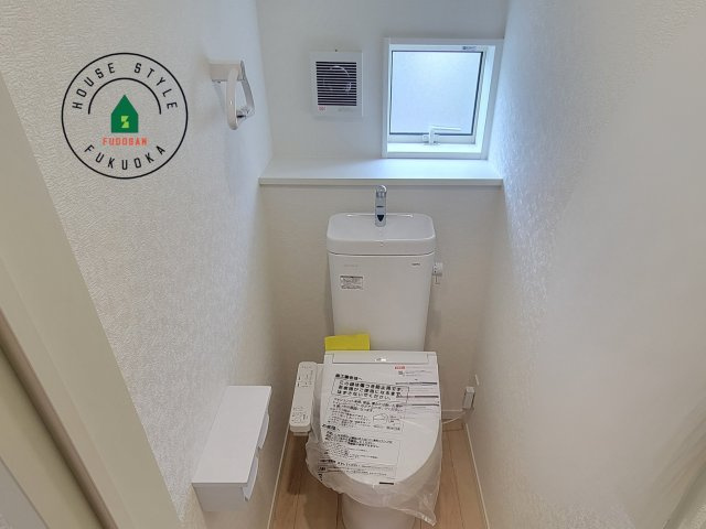 春日市一の谷1丁目第8-4棟（2号棟）の内観：施工例|トイレ・ウォシュレット付。快適で衛生的な洗浄機能付温水シャワートイレです。収納や手すりもついてます。