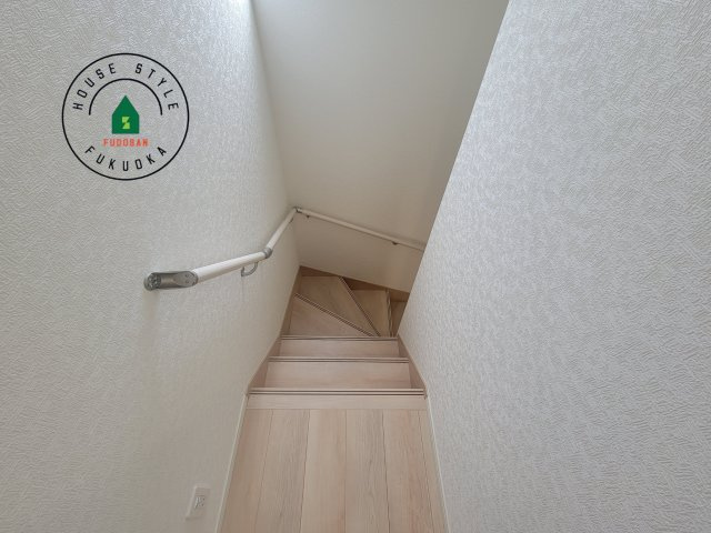 春日市一の谷1丁目第8-4棟（2号棟）の内観：施工例|＜手すり付階段＞手すりがないと階段の昇り降りで危険なことはもちろん、壁に手をつきながら歩くことで壁紙が汚れやすくなります。すべての方に快適に昇り降りしていただくため、手すりを設置しました。