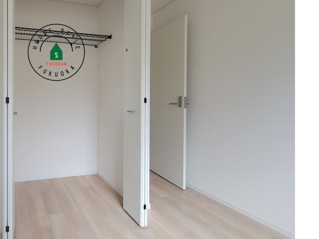 春日市一の谷1丁目第8-4棟（2号棟）の内観：施工例|【WIC（ウォークインクローゼット）】 たくさんの洋服をかけてもシワになりにくいウォークインクローゼット。洋服以外にも、普段使わない家電やスーツケース、ストック品など何でも片付く嬉しい空間です。