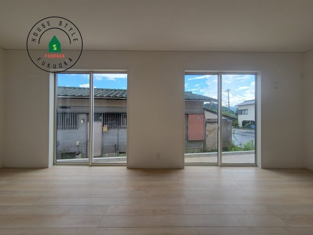 春日市一の谷1丁目第8-4棟（2号棟）の内観：施工例|キッチンからリビングをしっかり確認できます。家族の笑顔があふれる空間になりそうですね。※家具はCGを合成したものです。