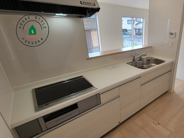 春日市一の谷1丁目第8-4棟（2号棟）の内観：施工例|カウンターキッチンなら、リビングで遊ぶ子供の様子を見ながら料理ができるので安心です。料理を運んでもらったり、子供にお手伝いしてもらいやすいのもいいですね。