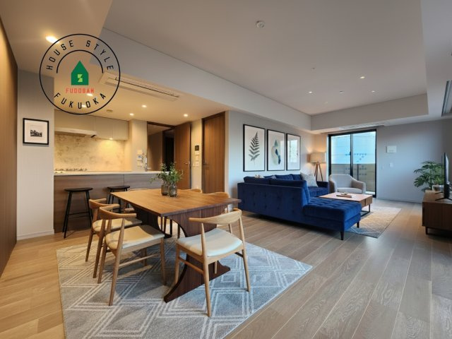 グランドメゾン福岡The Central Luxeの居間・リビング|壁一面の窓からは圧巻の眺望です♪毎日違う景色を味わえる贅沢なお住まいをぜひご見学ください！※家具はCGを合成したものです。