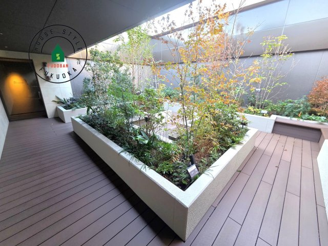 グランドメゾン福岡The Central Luxeのロビー|中庭（ラウンジ18F）