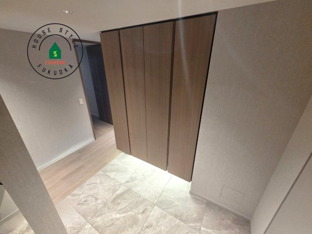 グランドメゾン福岡The Central Luxeの玄関|ゆとりある玄関スペースでシューズボックスもつき収納充実！