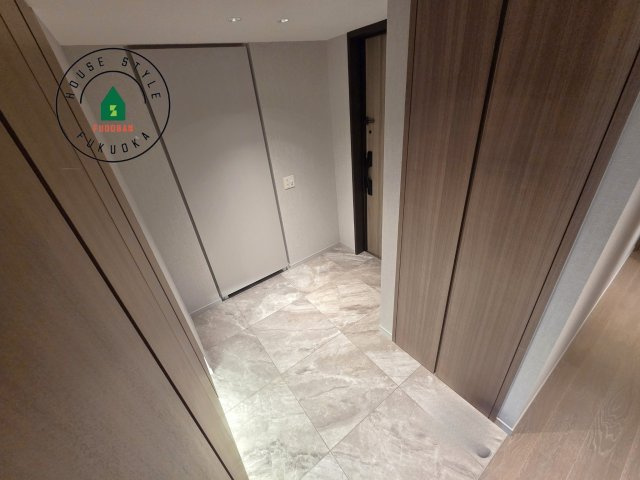 グランドメゾン福岡The Central Luxeの玄関|家族分の靴を十分に収納でき、玄関が散らかりにくい設計です。