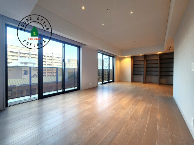 グランドメゾン福岡The Central Luxeの居間・リビング|キッチンからリビングをしっかり確認できます。家族の笑顔があふれる空間になりそうですね。