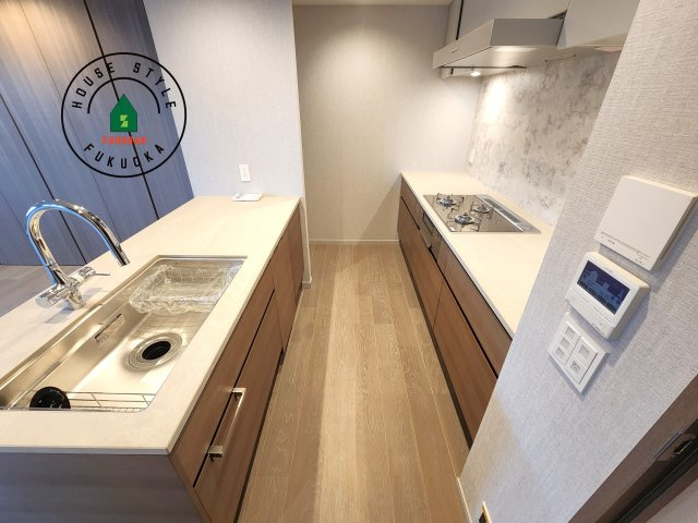 グランドメゾン福岡The Central Luxeのキッチン|明るく開放的なリビングダイニングは豊かな陽光が注ぎ込み、やすらぎの空間を演出してくれます。ご家族で楽しいひとときをお過ごし下さい。