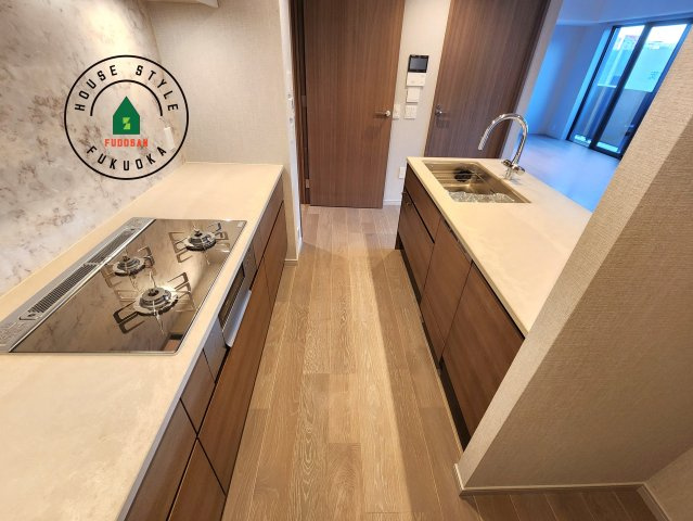 グランドメゾン福岡The Central Luxeのキッチン|ダイニングテーブルへの配膳がラクラク、お料理はかどるカウンター付きシステムキッチン！