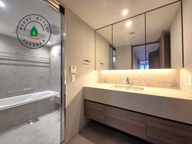 グランドメゾン福岡The Central Luxeの脱衣所|ゆとりの洗面スペースで朝の身支度もスムーズに。暮らしを快適に変えるシャワー付洗面台です！