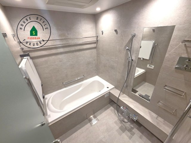 グランドメゾン福岡The Central Luxeの浴室|1日の疲れを癒してくれる広々バスルーム。雨の日のお洗濯にも大活躍な浴室乾燥機付です！