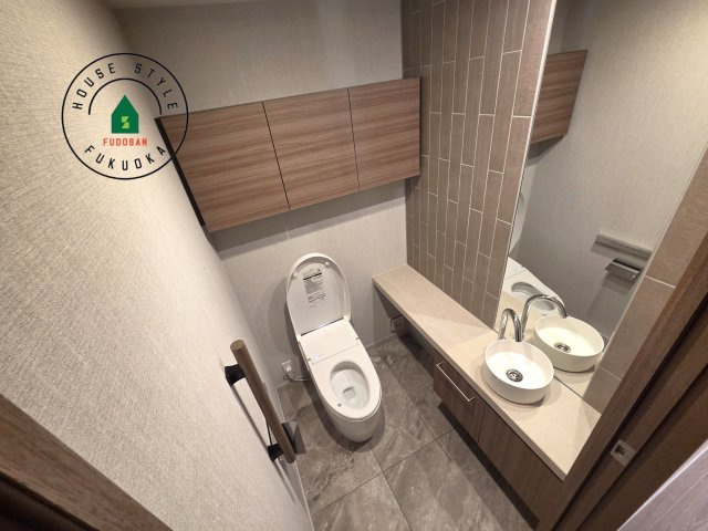 グランドメゾン福岡The Central Luxeのトイレ|白を基調とした、シンプルながらも落ち着くデザイン。洗浄付き温水便座で機能性も兼ね備えています♪