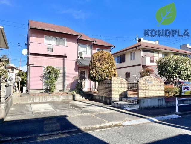 【中古戸建】伊勢崎市波志江町の外観|■外観｜陽だまりのリビング、家事らくキッチンのお家、永く住むほどに愛着を深める味わい豊かなデザインです。