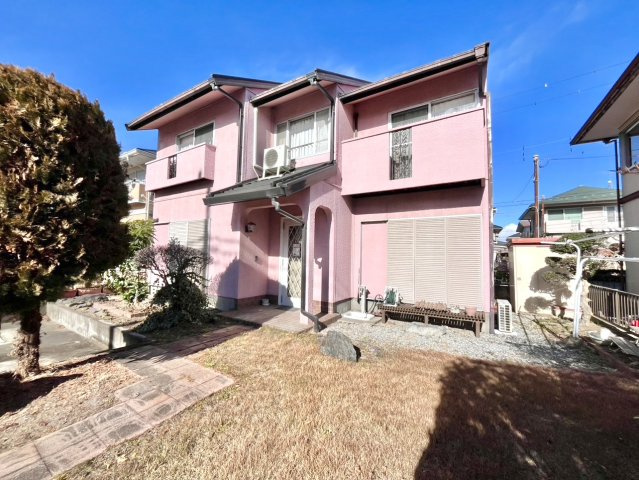 【中古戸建】伊勢崎市波志江町の外観|■外観｜南側のお庭なので暗くなりがちな夕方も明るい印象にしてくれます♪道路から離れたお庭なのでお子様が外で遊ぶ際も安心です♪