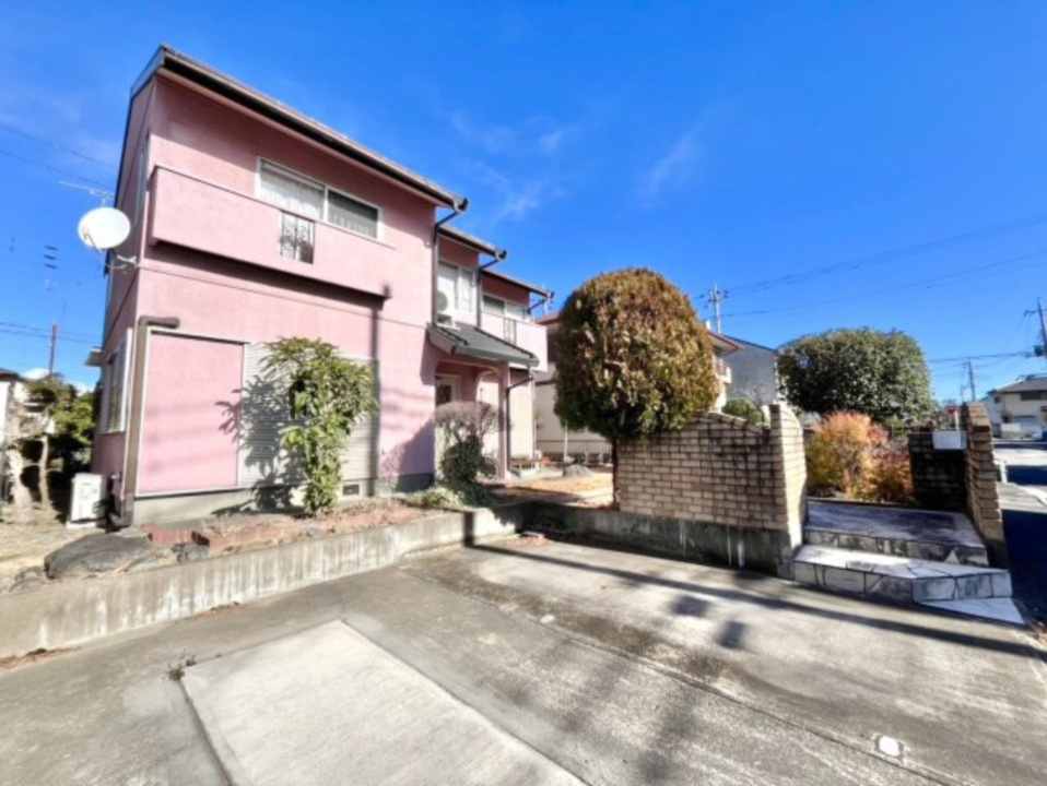 【中古戸建】伊勢崎市波志江町の外観|■外観｜2台駐車可能なカースペース、見渡しが良いので安全の確認もしやすいです♪