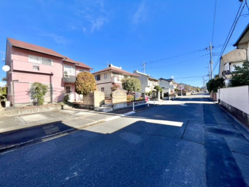 【中古戸建】伊勢崎市波志江町の前面道路含む現地写真|■外観｜車通りが少ない道路なので、落ち着いた生活をしたいあなたにオススメです☆
小さいお子様がいる家庭でも安心♪