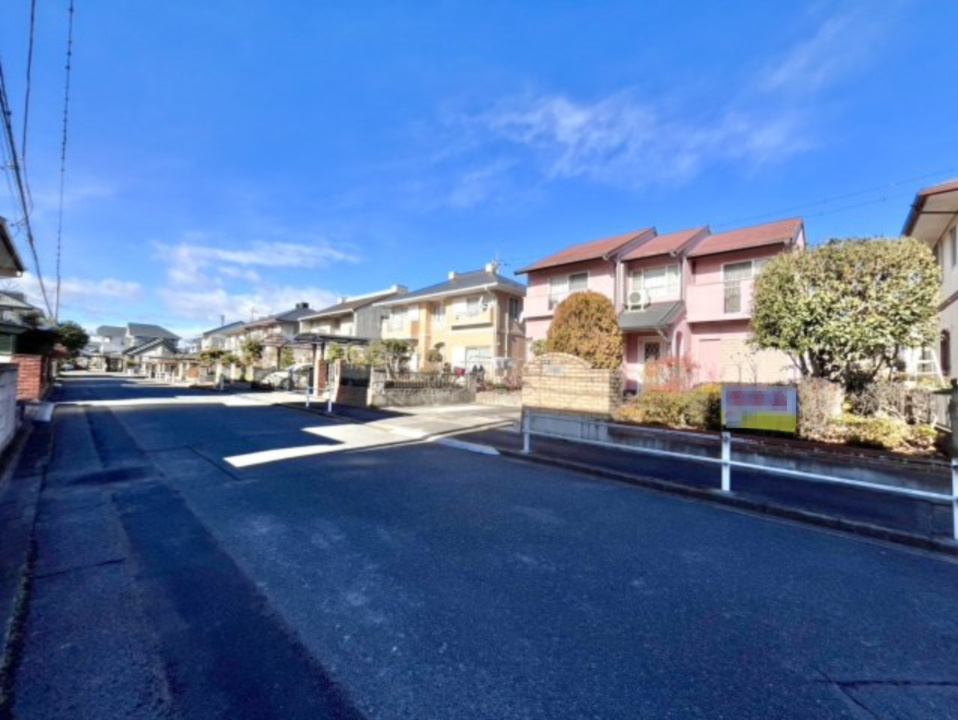【中古戸建】伊勢崎市波志江町の前面道路含む現地写真|■外観｜閑静な住宅街で始める新しい暮らし♪開放的な毎日をあなたへ(^^♪